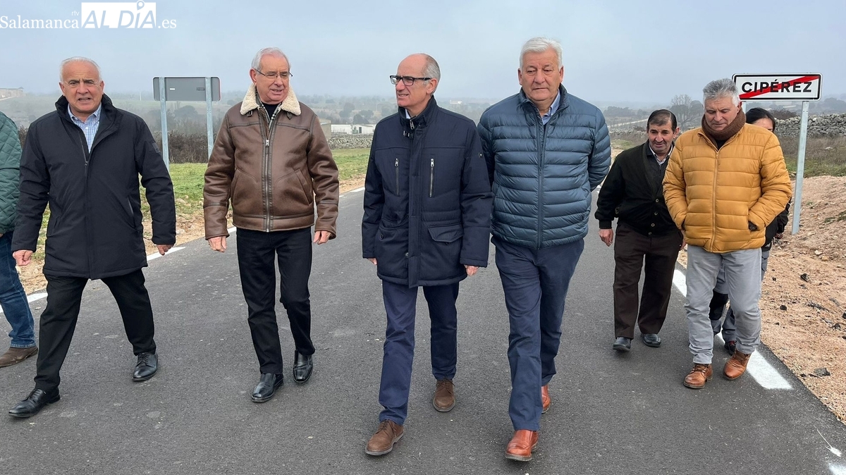 El presidente de la Diputación comprueba las obras ya finalizadas de la carretera que une Cipérez con Villar de Peralonso 