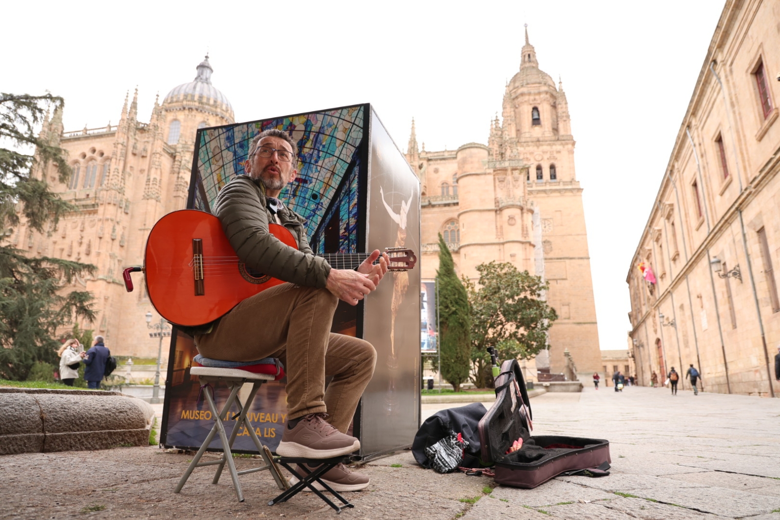 Rafael de Dios, una vida junto a su guitarra en la Plaza de Anaya: Me enriquece el poder tocar en la calle 
