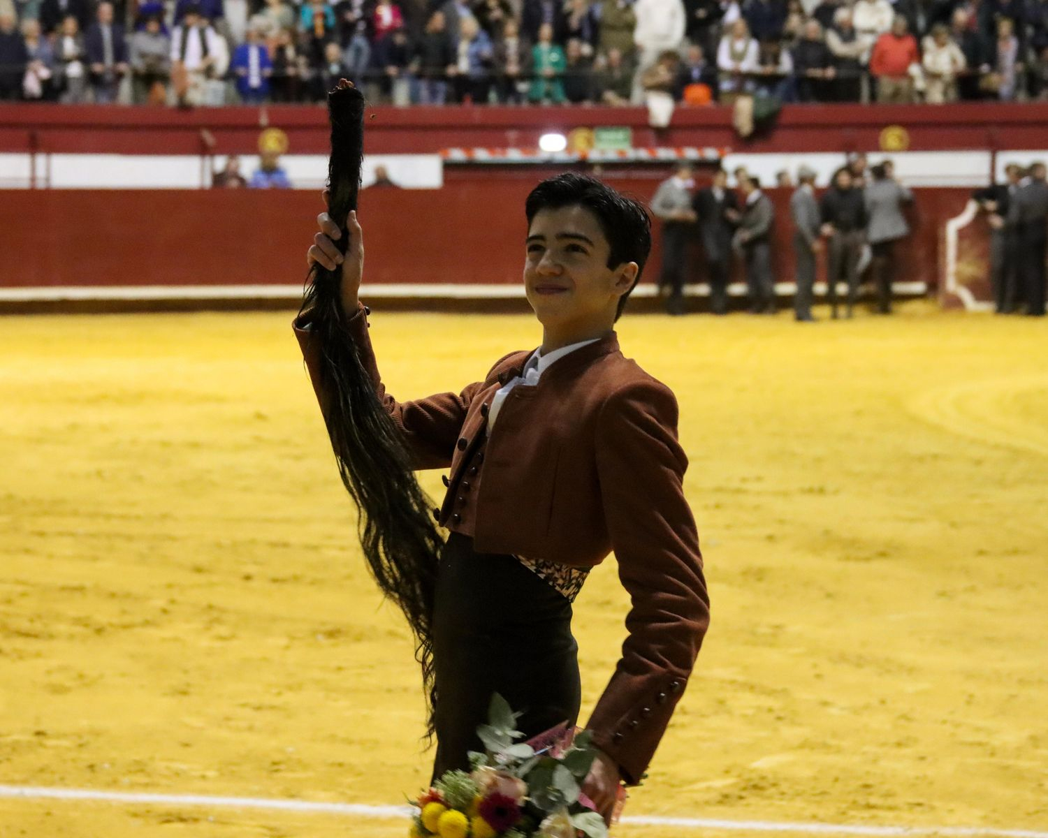 Marco Pérez, que corta un rabo, e Ismael Martín le mojan la oreja a las figuras en el festival de La Flecha