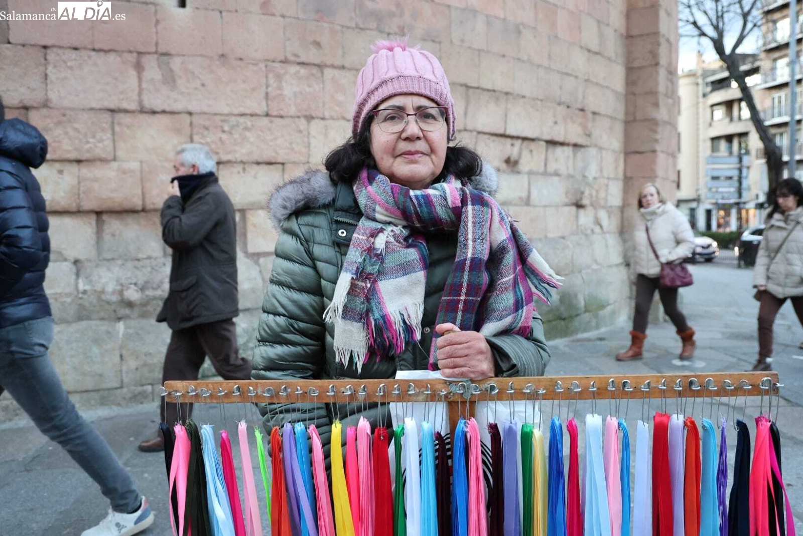 Mercedes, toda una vida vendiendo las gargantillas de San Blas: Es bonito ver que la tradición sigue viva
