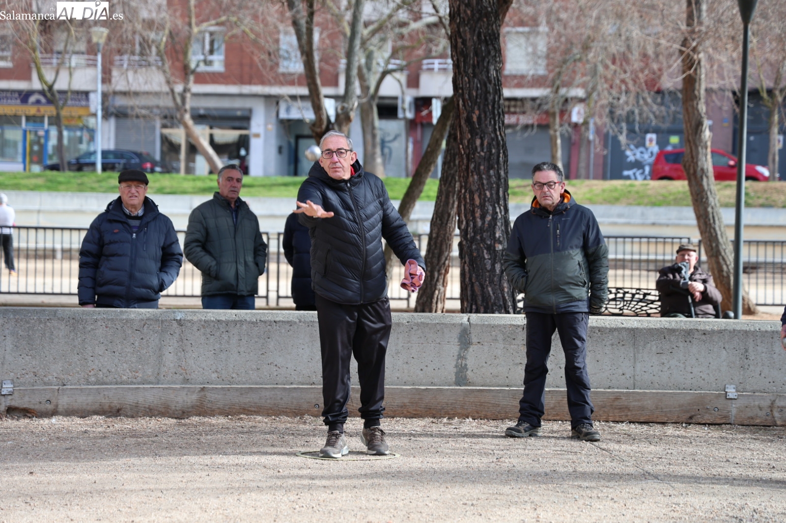 La petanca en el Parque Picasso: deporte, tradición y unión entre generaciones (VÍDEO)