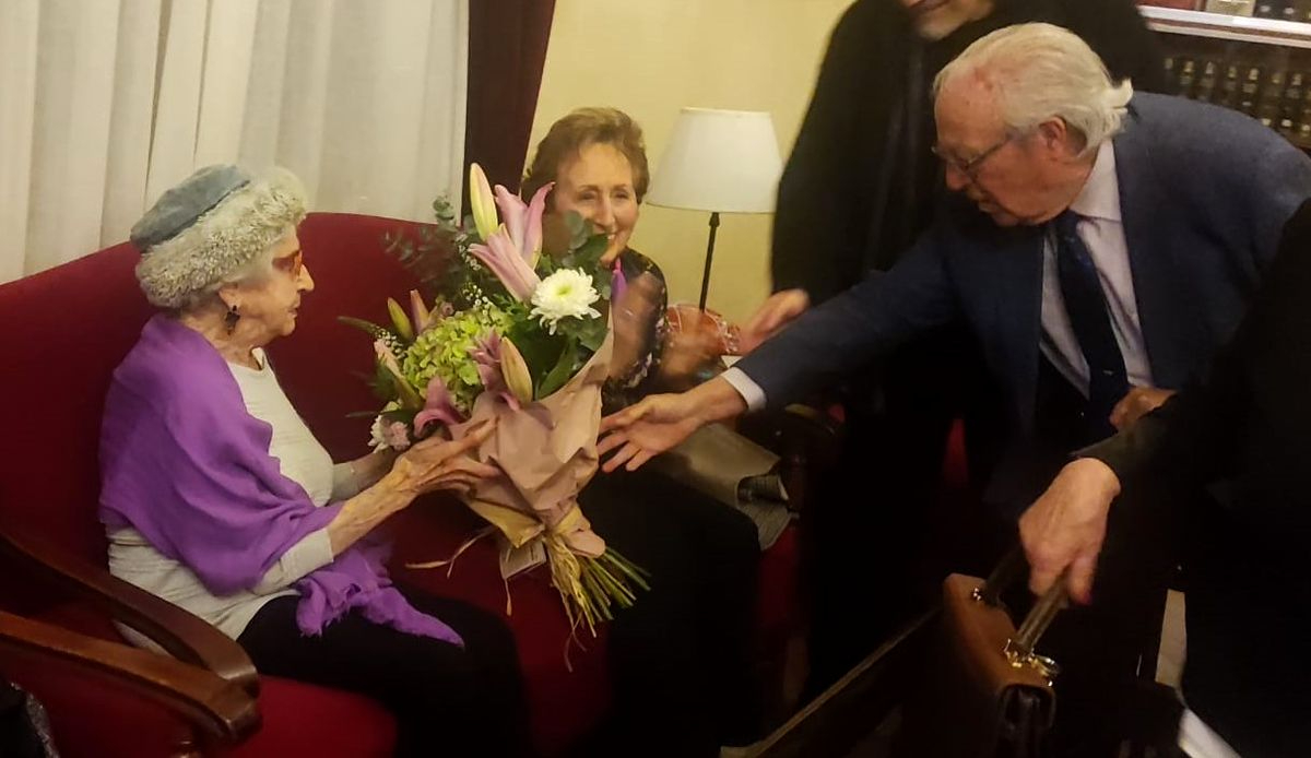 Emotivo homenaje a una socia centenaria del Casino de Salamanca