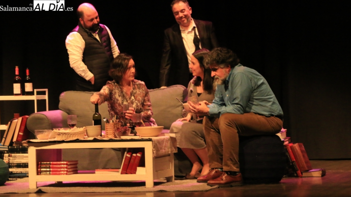 Gran ovación y muchas risas para Teatrezzo en Vitigudino con la representación de El Nombre