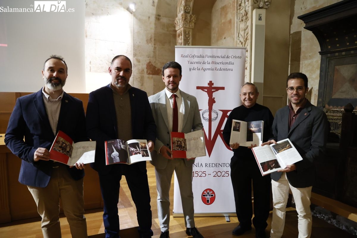 La Real Cofradía de Cristo Yacente presenta el número 44 de la revista Cruz de Guía (FOTOS) 