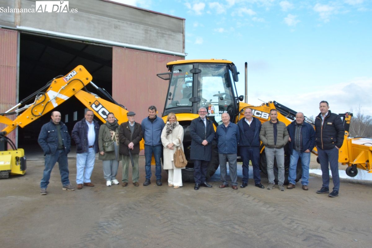 La Mancomunidad del Abadengo estrena una moderna máquina retroexcavadora