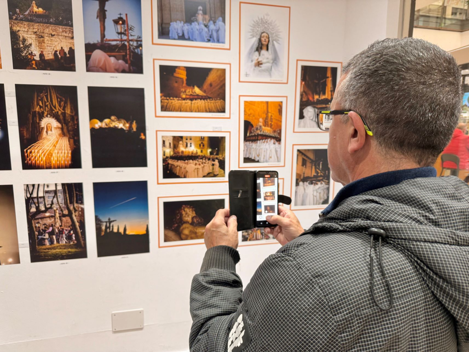 El Tormes acoge la exposición fotográfica de la Hermandad del Cristo del Amor y la Paz (FOTOS)