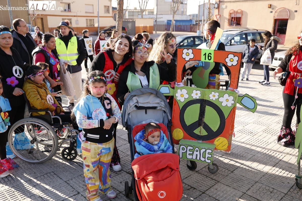 FOTOS | Hippies, gallinas, pavos reales... Los vecinos de El Rollo-Puente Ladrillo celebran el Carnaval a ritmo de charanga