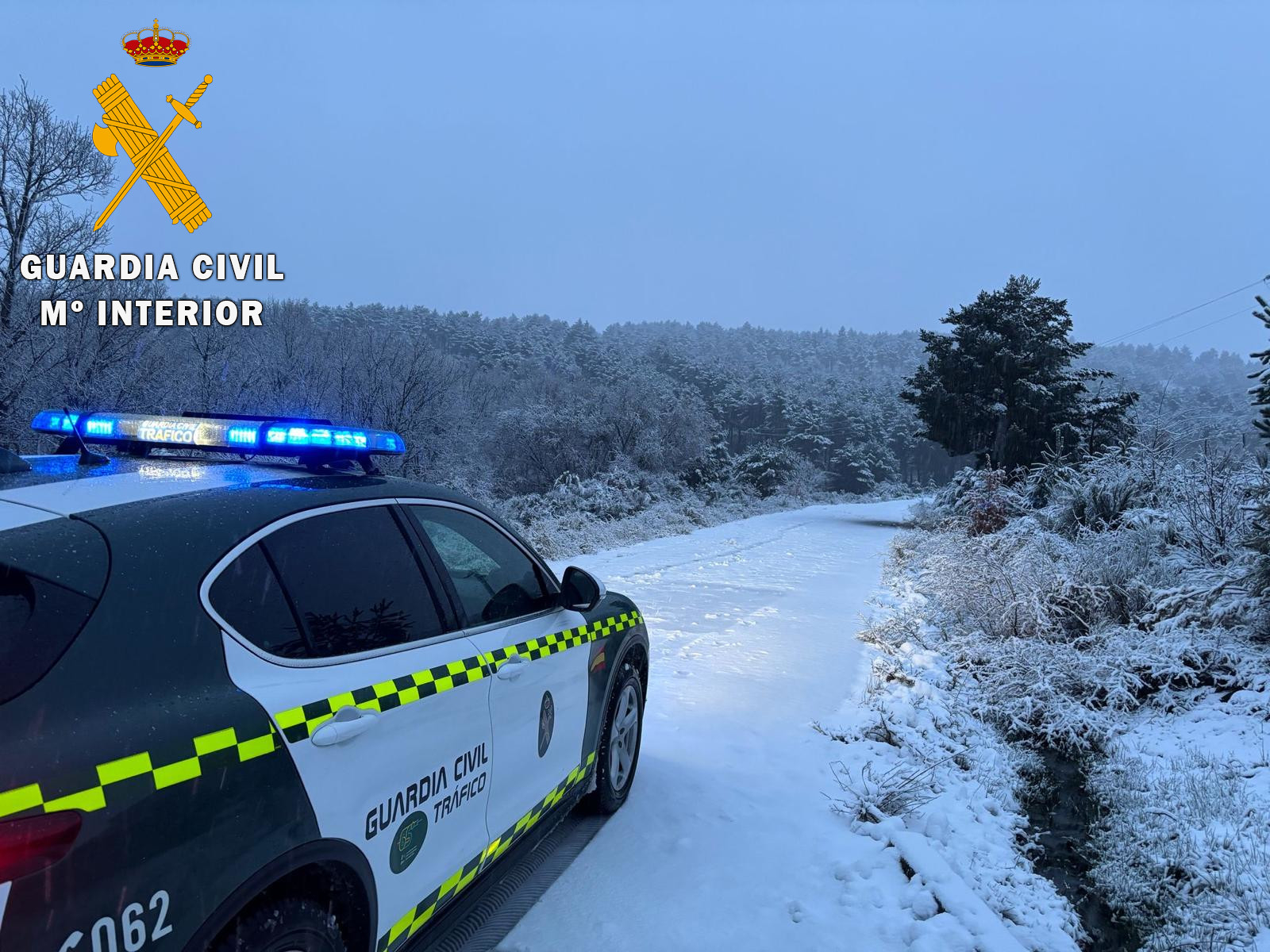 La Guardia Civil auxilia a dos familias atrapadas por la nieve en Candelario  
