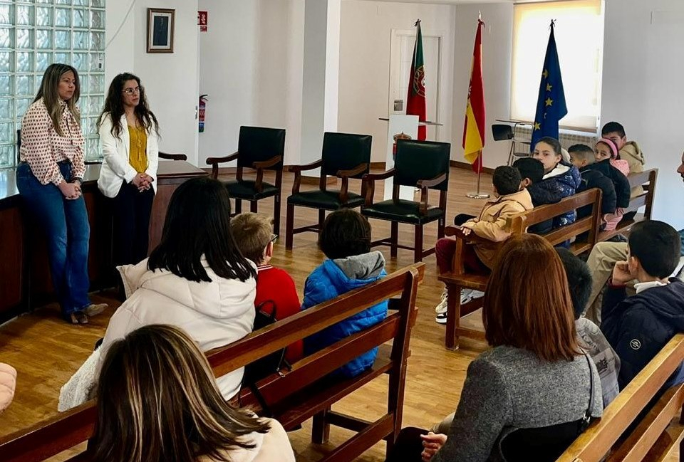 Escolares del CRA Campo de Argañán visitan la Casa Consistorial oñorense