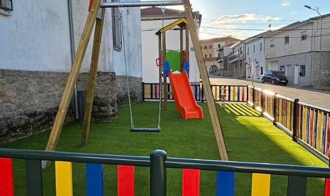 Fuentes de Oñoro crea un parque infantil en la Colonia de la Estación
