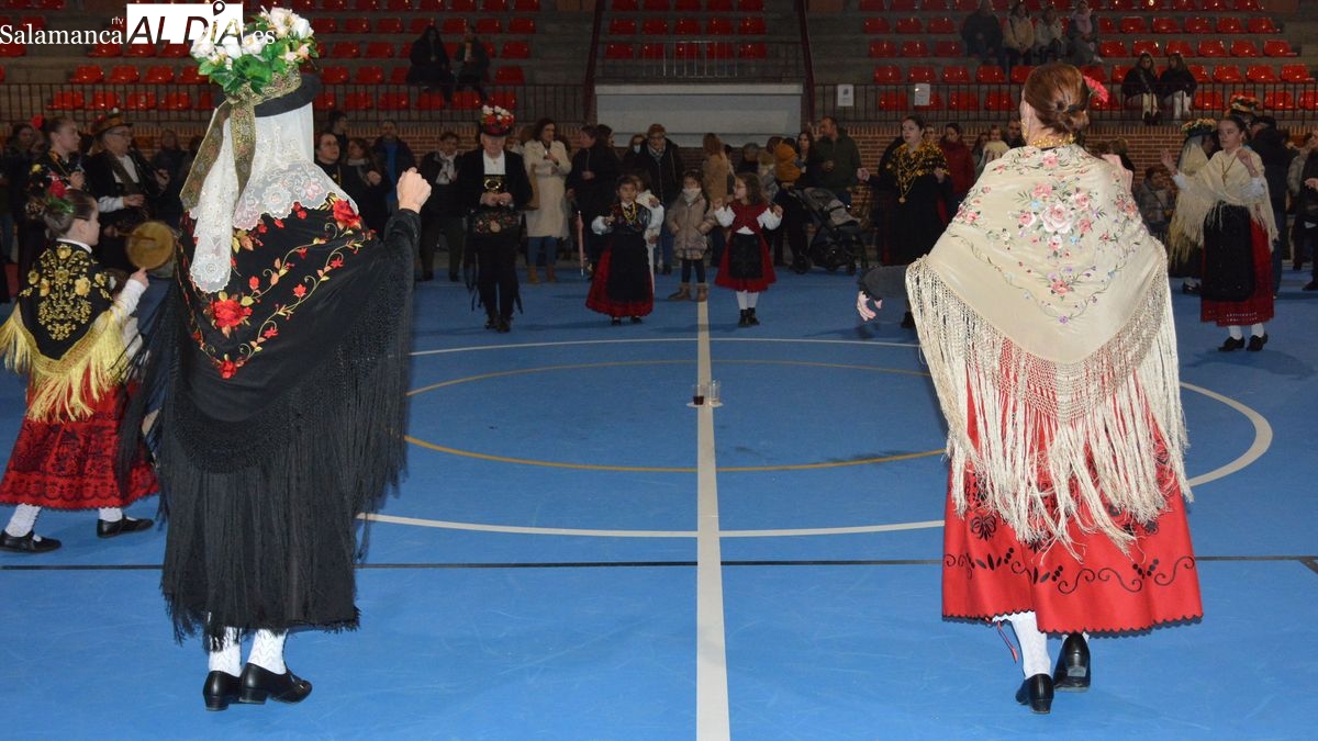 La tradicional fiesta de folclore Los Barrios anima la tarde del sábado de carnaval en Lumbrales