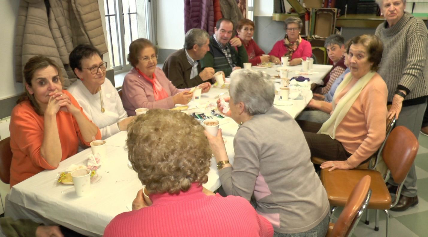 La asociación de mayores Licenciado Toribio de Santiago de la Puebla despide los actos en honor a su patrón con una gran chocolatada