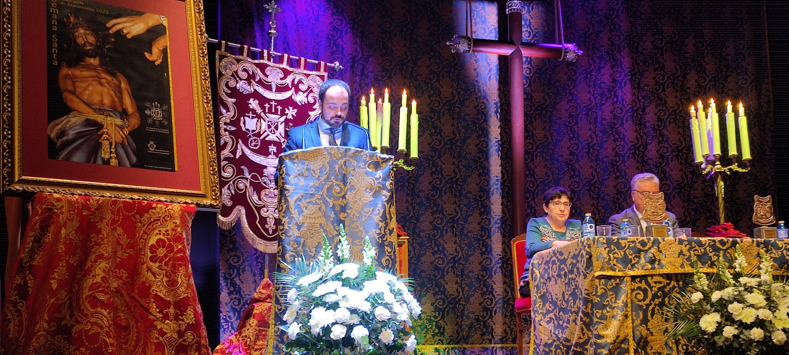 Jesús Ángel Alonso descubre el cartel anunciador de la Semana Santa 2025 destacando el esfuerzo por mantener la tradición