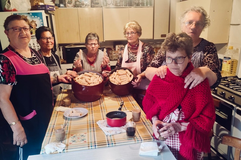 Manos artesanas para crear cerca de 1.200 cuquillos, dulce típico para el encuentro capista de Santiago de la Puebla