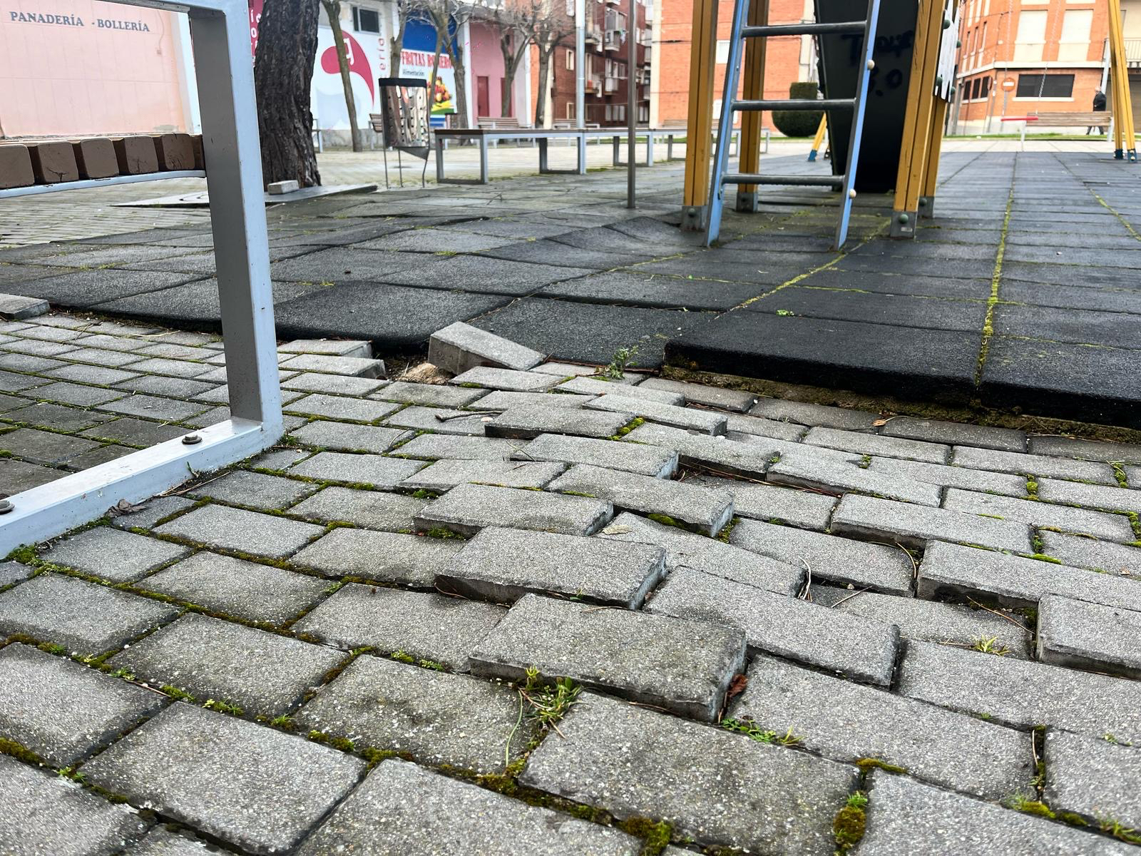 El PP denuncia la dejadez que presentan varios parques en la ciudad