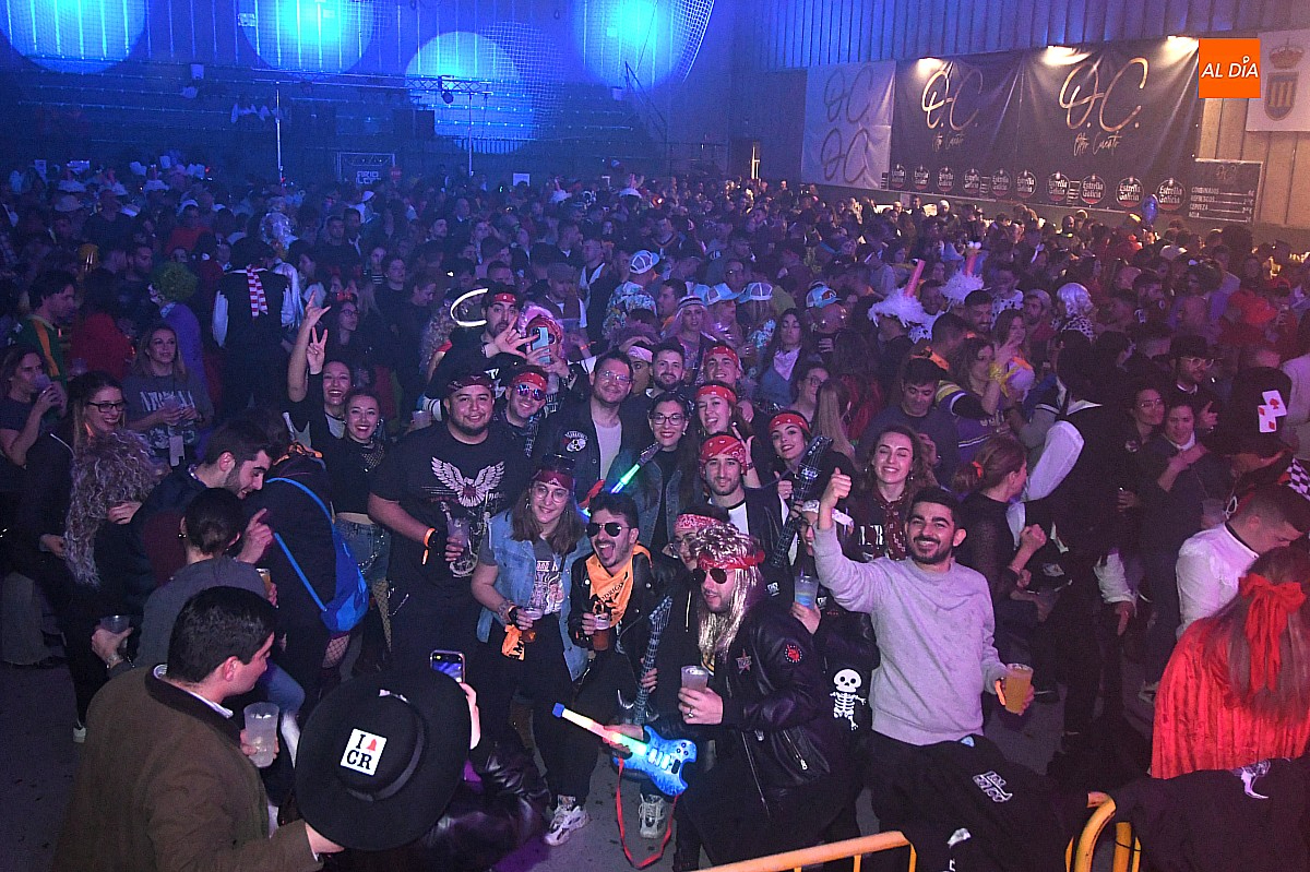 Grandioso y animado ambiente en el baile de disfraces del Pabellón de Conde Foxá