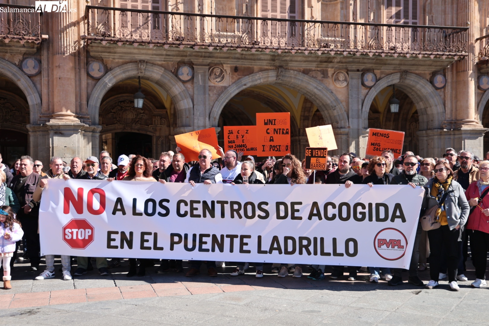 VÍDEO y FOTOS | Vecinos de Puente Ladrillo se concentran contra los centros de acogida a inmigrantes