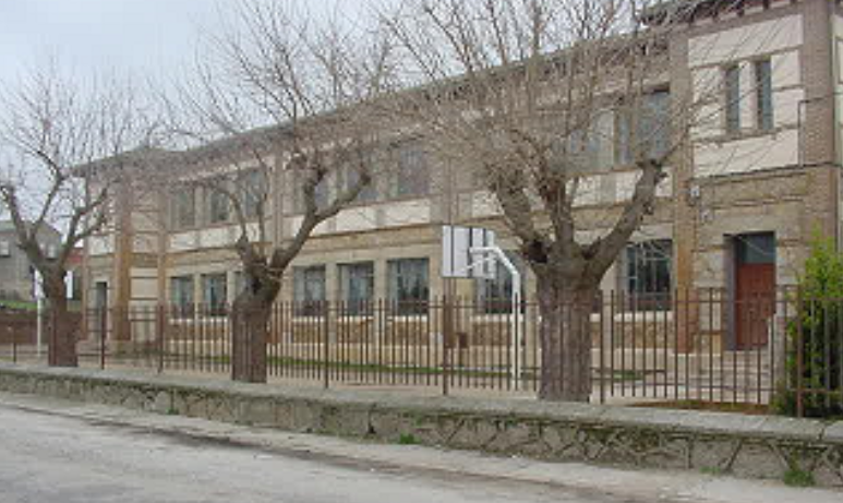 Las familias del CRA Fuenteguinaldo-Azaba reclaman una solución urgente para el tejado del gimnasio