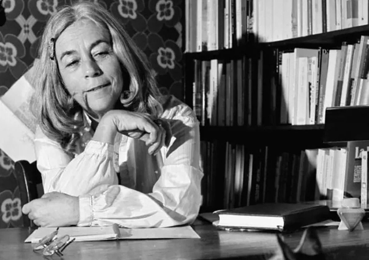 Recopilan las firmas y mensajes personalizados que Carmen Martín Gaite dejó en los libros de sus lectores