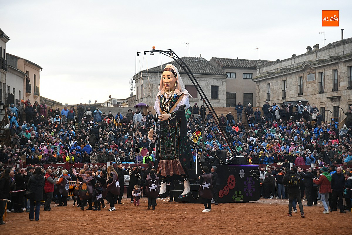La AVV de San Andrés deslumbra con una imponente charra de 7 metros de altura