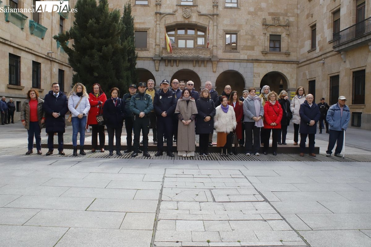 Salamanca recuerda con un emotivo minuto de silencio a las últimas dos víctimas por violencia de género (FOTOS)