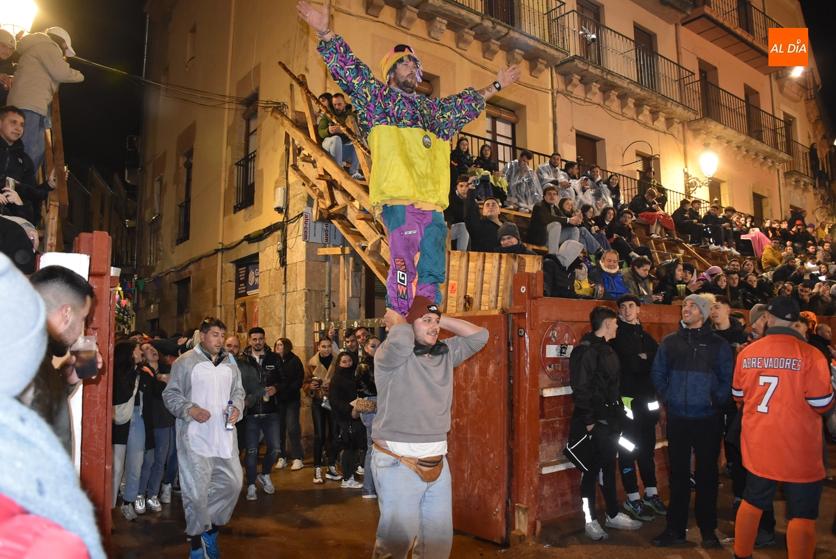Los jóvenes viven sobre la arena de la Plaza su último gran encuentro en el marco del Carnaval 2025