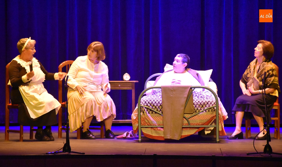 Divertidísima tarde en el Teatro de la mano de Amanecer con gran asistencia de público