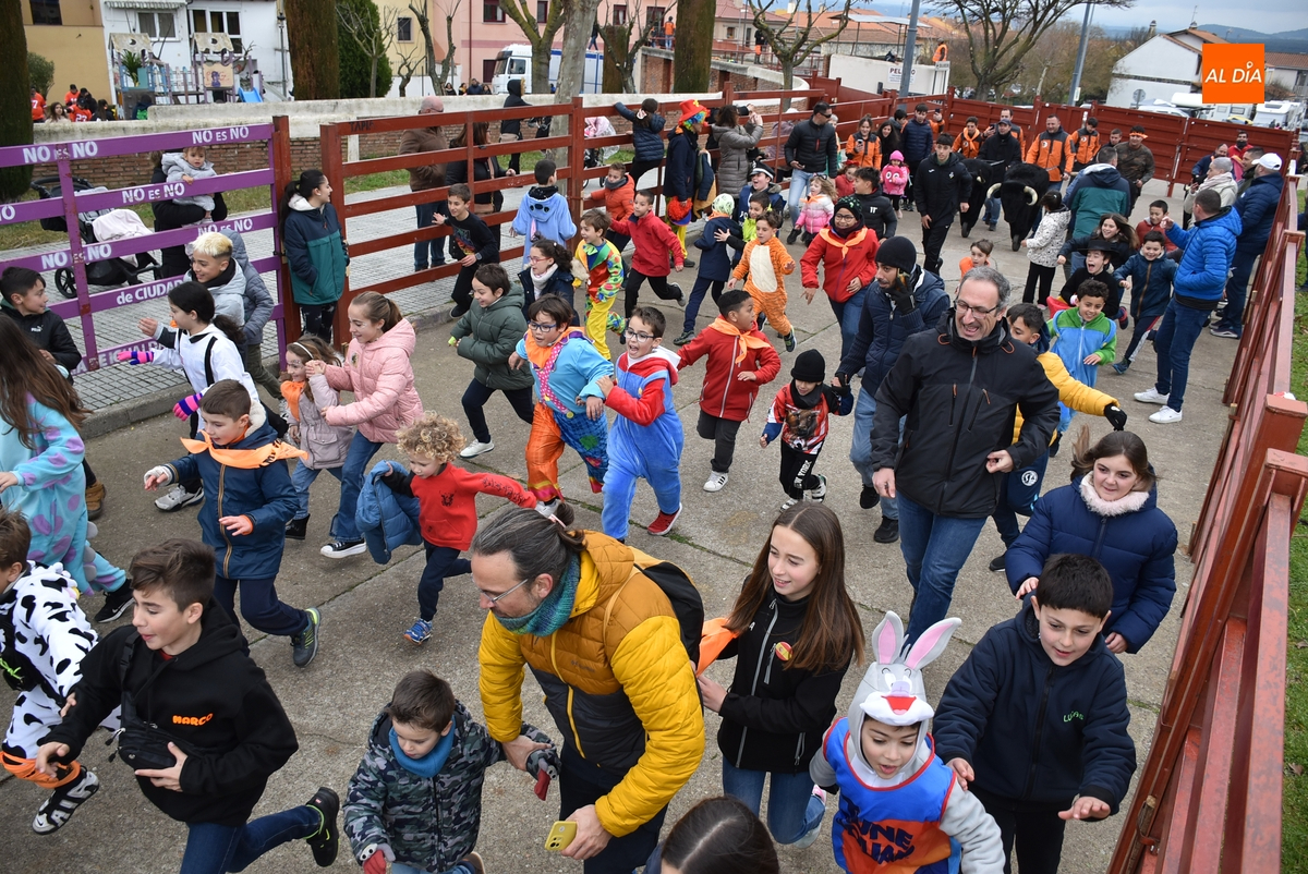 Los más pequeños se lo pasan en grande corriendo su propio encierro