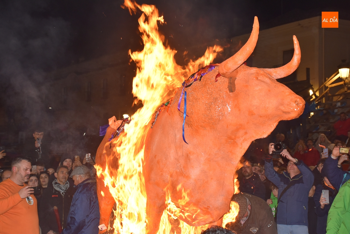 La novedosa quema coral del Toro de Cenizos pone el broche oficial al Carnaval 2025