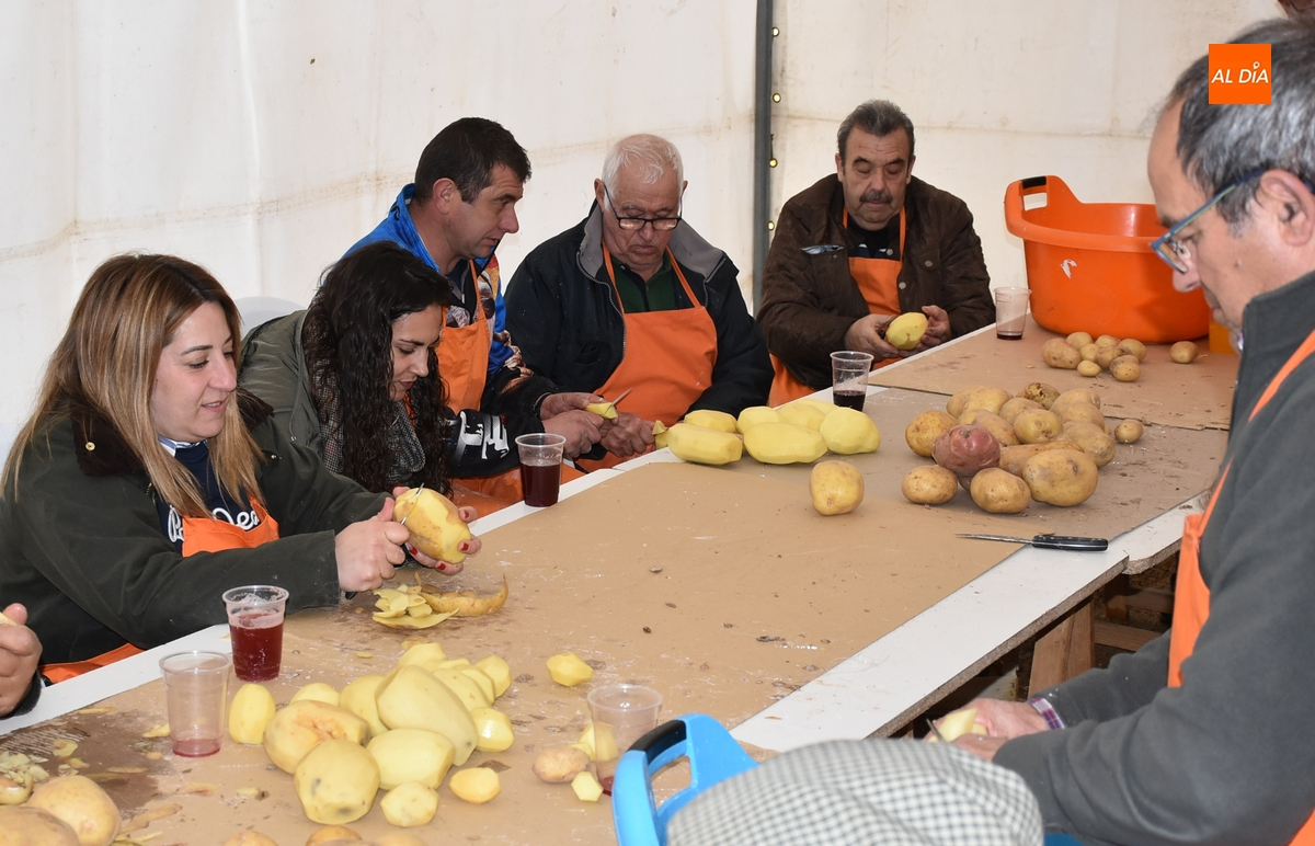 Pelados 600 kilos de patatas para el gran guiso del Domingo de Piñata