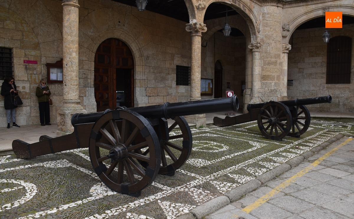 El regreso de los cañones culmina la vuelta a la normalidad de la Plaza Mayor