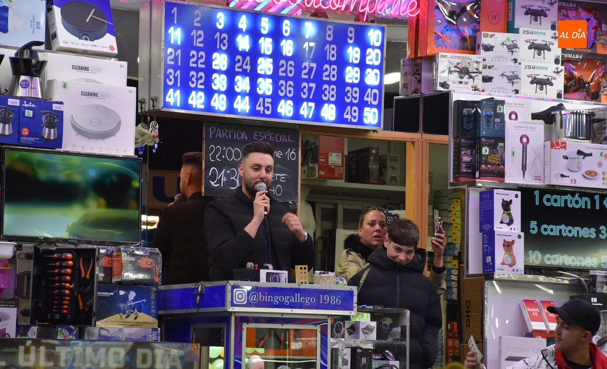 Los puestos ambulantes se apresuran a marcharse mientras el Bingo pone en juego un iPhone 16