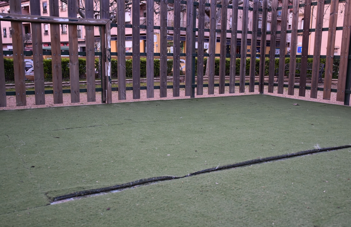 Advierten del riesgo que empieza a entrañar la superficie del minicampo de fútbol de La Glorieta