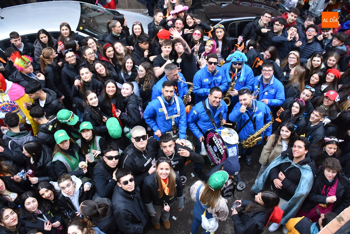 Manliao encabeza una multitudinaria ruta por varias peñas de jóvenes