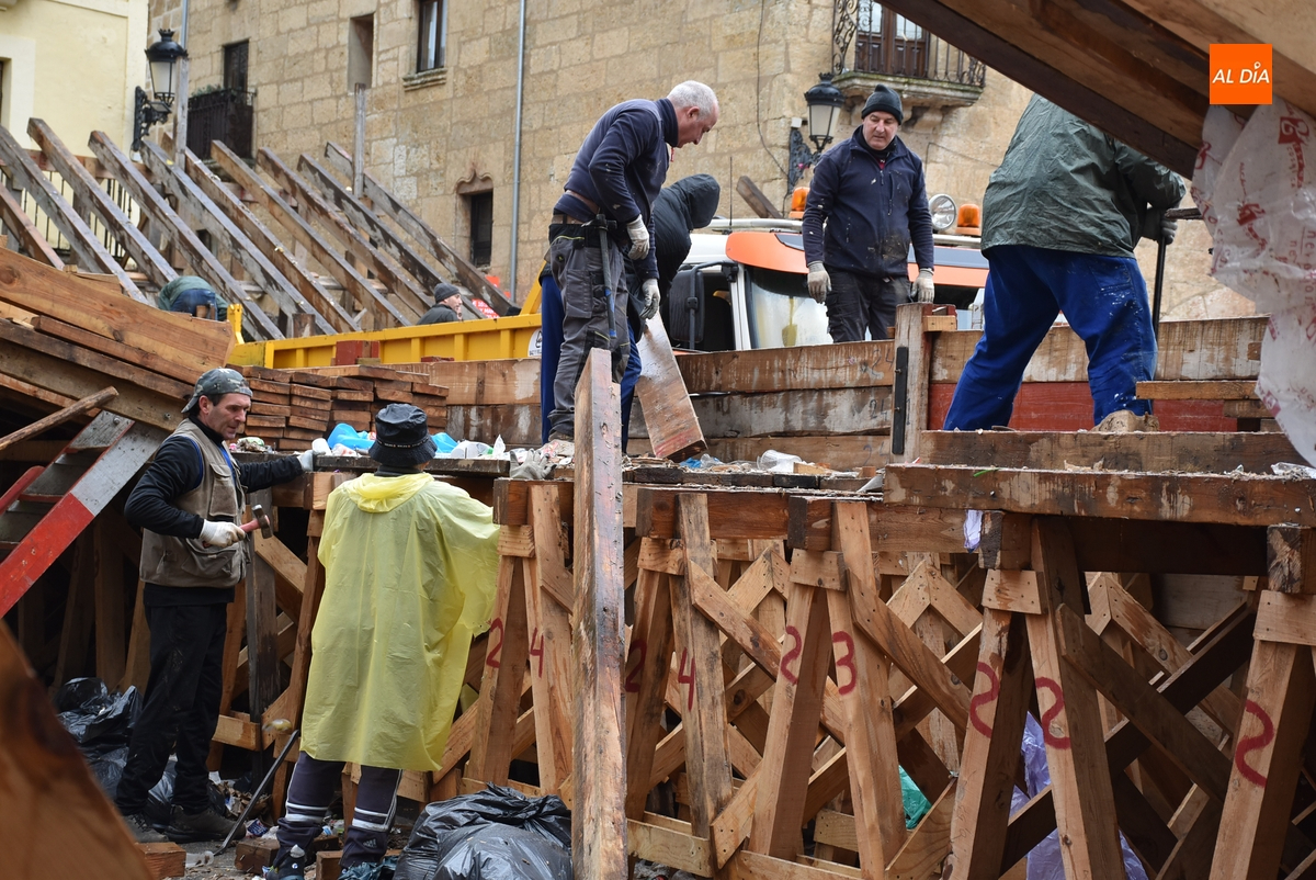 La lluvia también visita parte del veloz desmontaje de los tablaos de la Plaza Mayor