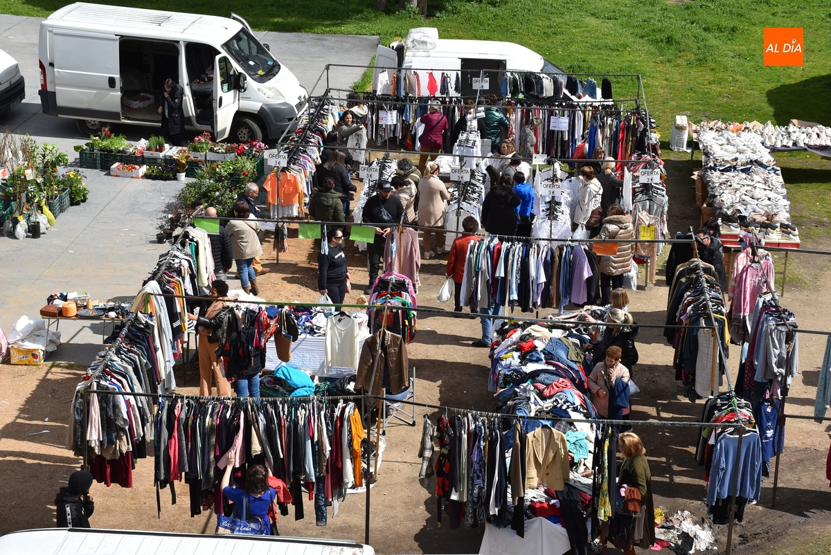 El mercadillo sabatino recupera la normalidad tras completarse la retirada de las casetas