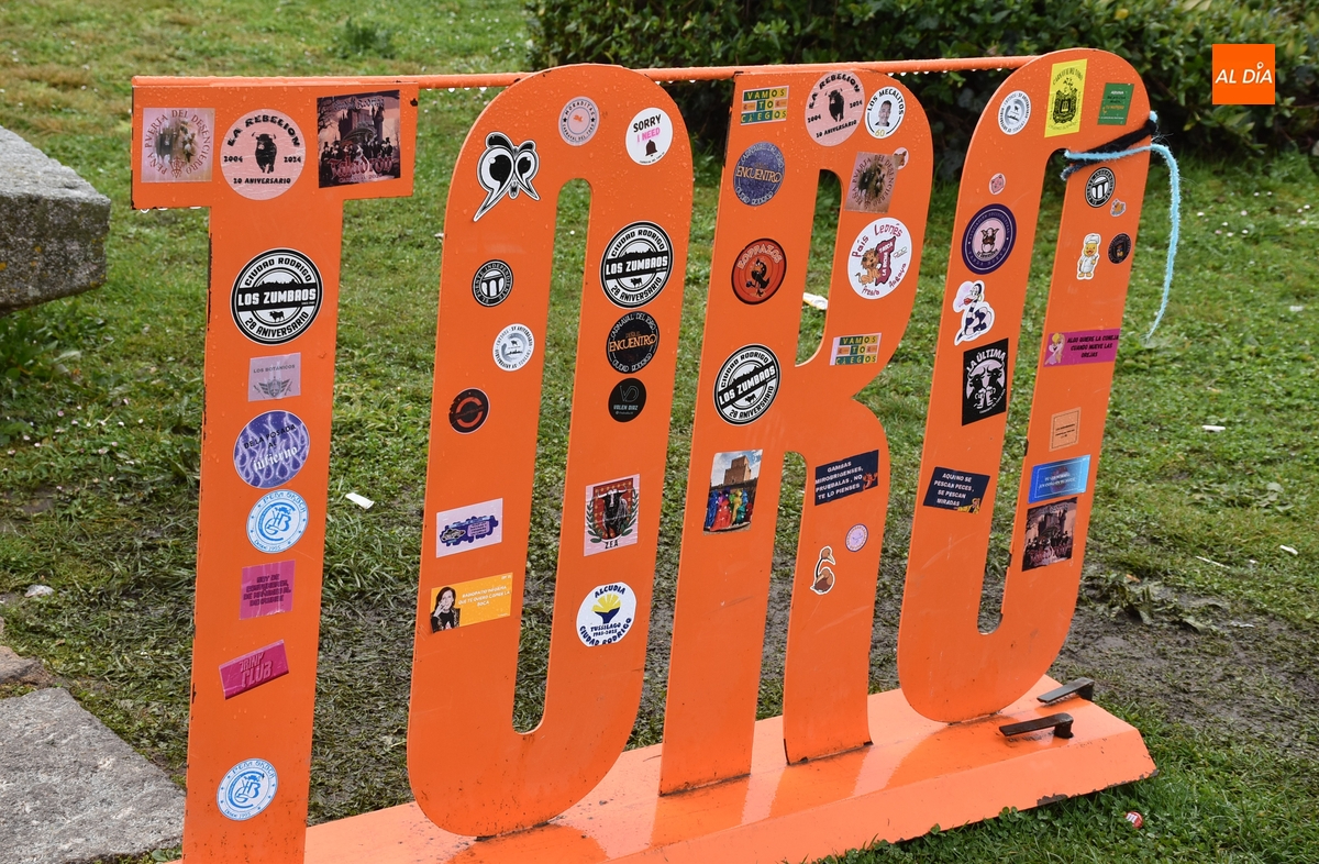 La leyenda ‘Carnaval del Toro’ acaba convertida en un mural de pegatinas