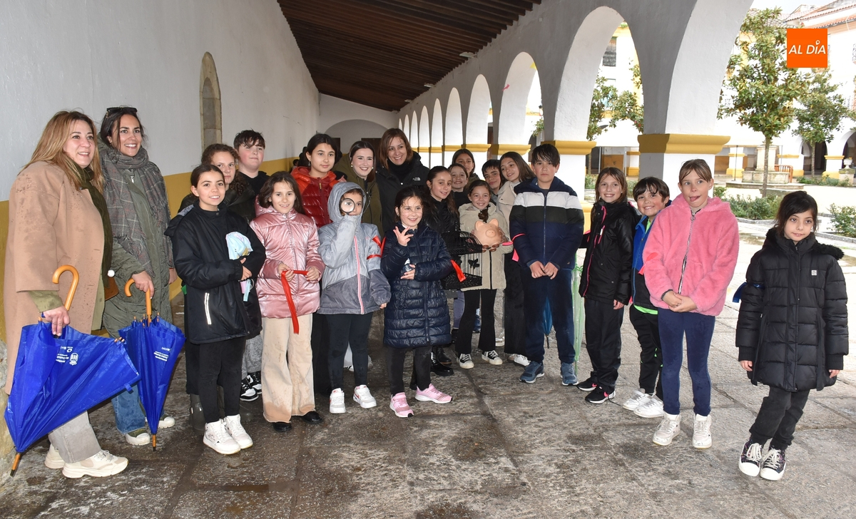 Una veintena de chavales compite por buscar el marrano perdido de la matanza tradicional