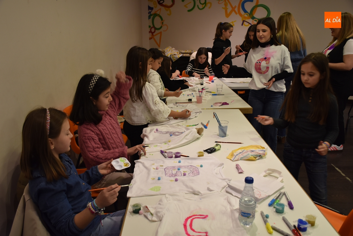 21 niñas y jóvenes aprenden a customizar camisetas