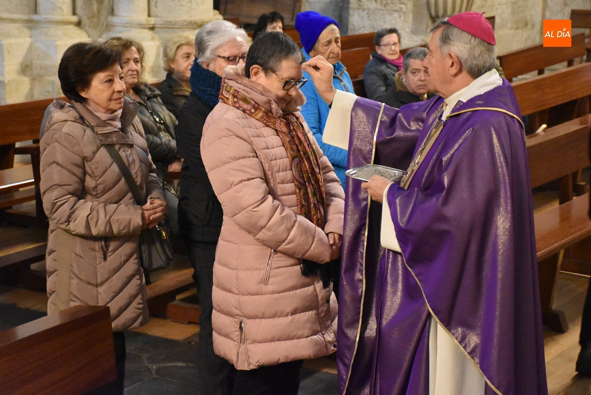 El Obispo impone la Ceniza en la Catedral como arranque de la Cuaresma
