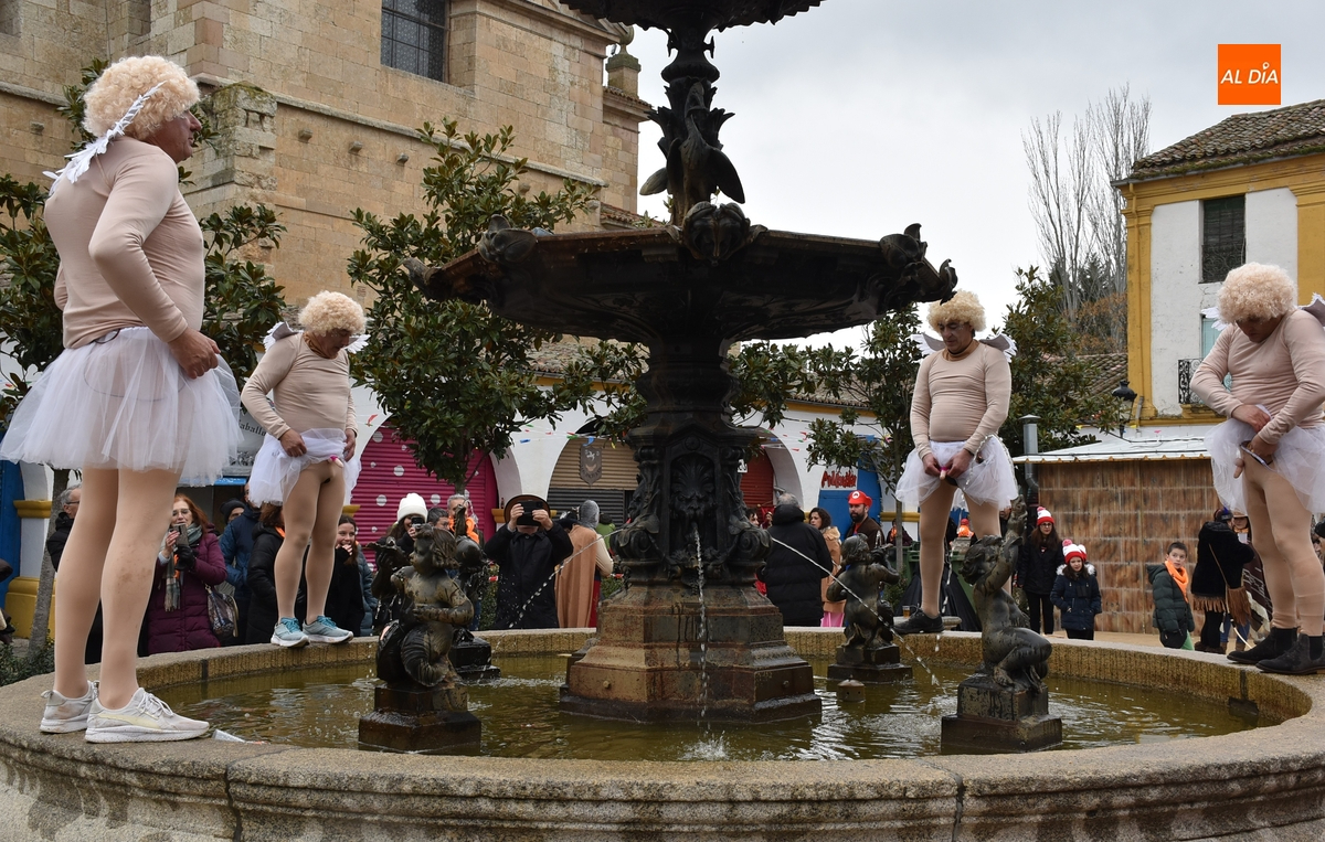 Los angelitos de la Fuente recrean su disfraz en la propia Plazuela del Buen Alcalde