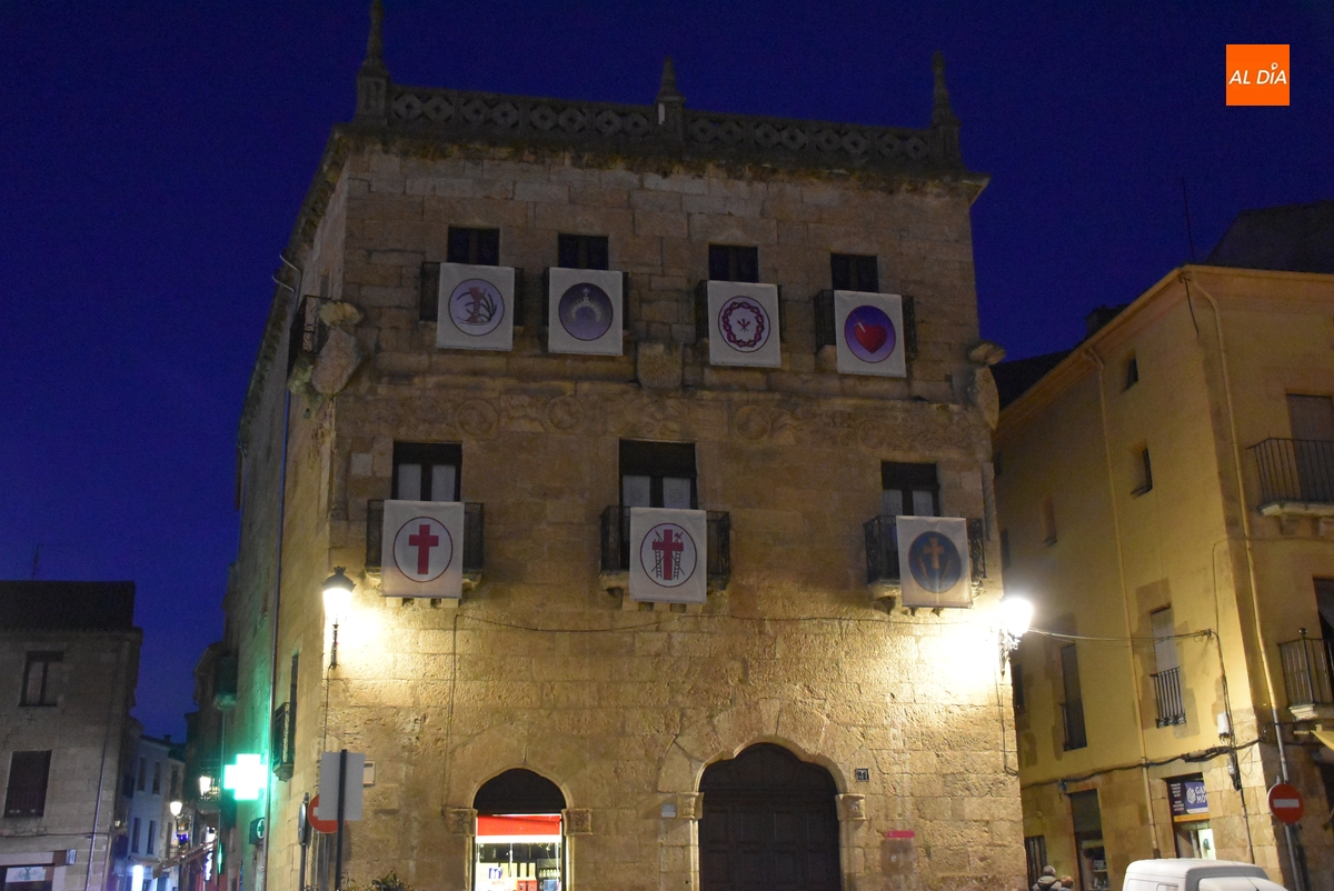 La Plaza Mayor ya luce los emblemas de las 7 Cofradías semanasanteras mirobrigenses