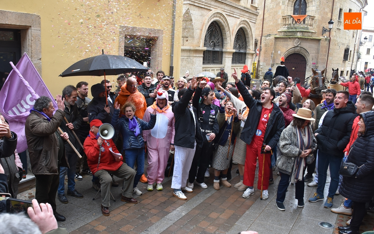 Los Amigos del Alguacilillo recuerdan a José Antonio Márquez en su vitoreado pasacalles