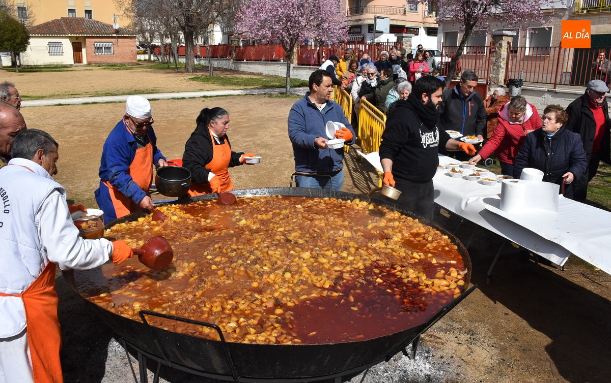 Cientos de personas degustan el clásico guiso de Piñata a base de carne con patatas