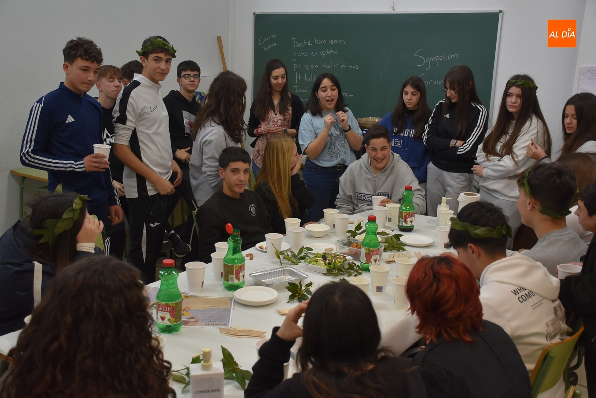 Alumnos del IES Tierra se dan un banquete grecorromano tras un concierto de sus profesores