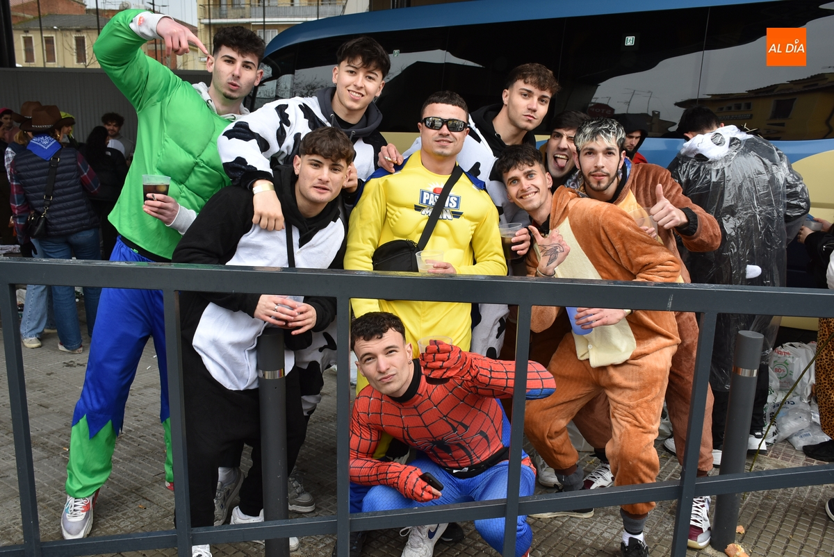 La lluvia altera la dinámica de la multitudinaria invasión foránea de jóvenes