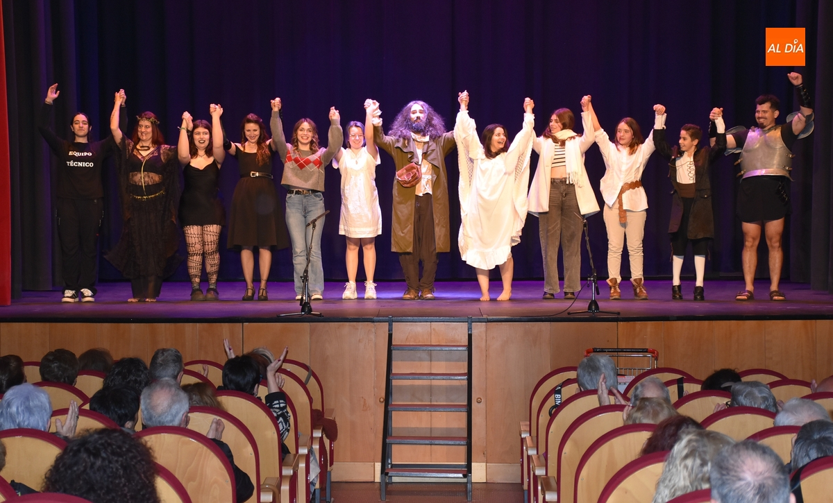 Los alumnos del Taller de Teatro Intergeneracional encandilan con una docena de variados monólogos