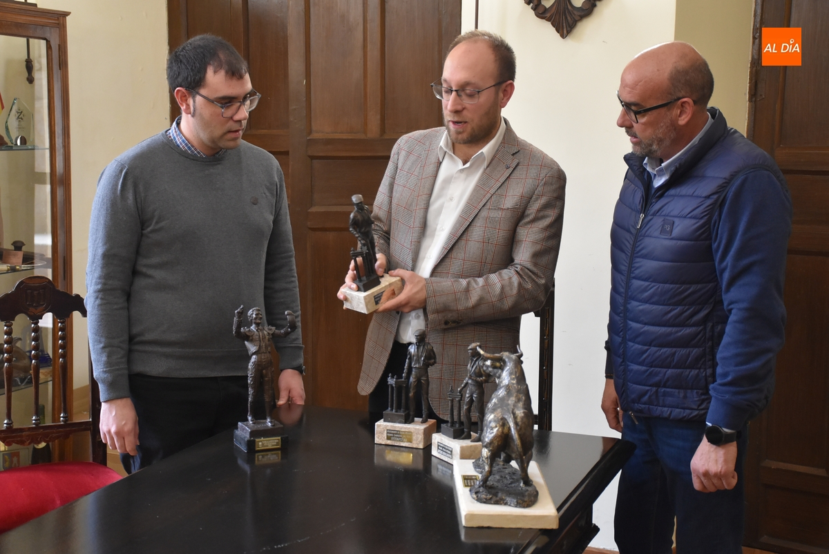 El mirobrigense Sergio Alonso crea parte de los trofeos de los nuevos Premios Carnaval del Toro