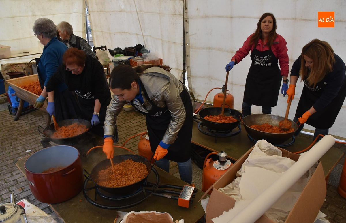 Ciudad Rodrigo monta su ‘altar’ cárnico en una lluviosa mañana con más público del esperado
