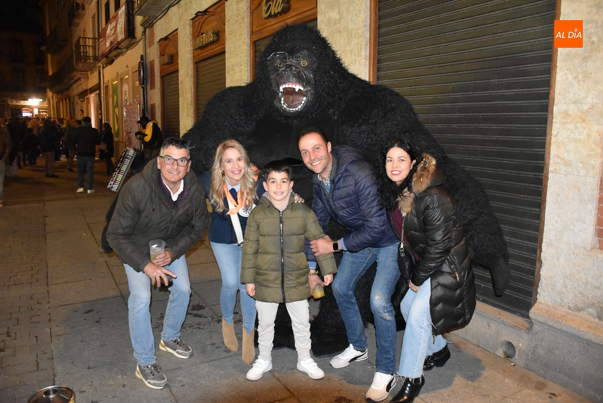 Un enorme gorila recorre las calles, en las que hubo hasta manteos de cumpleaños